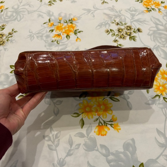 Elegant Brown Crocodile Leather Handbag - Picture 4 of 11